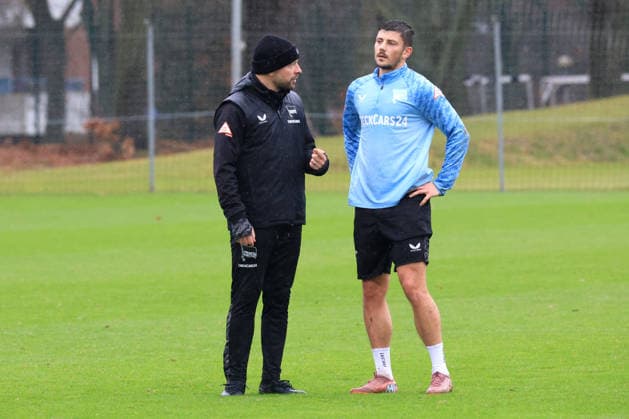 DEU, DFL, 2. FBL Hertha BSC, Training, 09.12.2025, Sportforum, Berlin, DEU, DFL, 2. FBL Hertha BSC, Training, im Bild Co-Trainer Patrick Ebert (Hertha BSC Berlin), Dawid Kownacki (Hertha BSC Berlin 9) DFL - regulations prohibit any use of Photographs as image sequences and or quasi-video