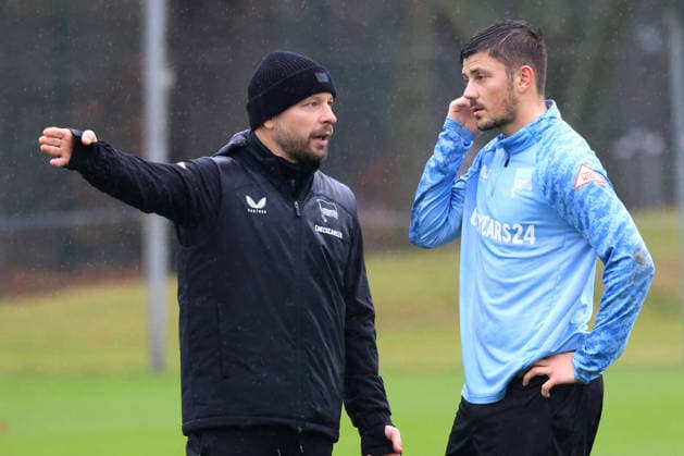 DEU, DFL, 2. FBL Hertha BSC, Training, 09.12.2025, Sportforum, Berlin, DEU, DFL, 2. FBL Hertha BSC, Training, im Bild Co-Trainer Patrick Ebert (Hertha BSC Berlin), Dawid Kownacki (Hertha BSC Berlin 9) DFL - regulations prohibit any use of Photographs as image sequences and or quasi-video