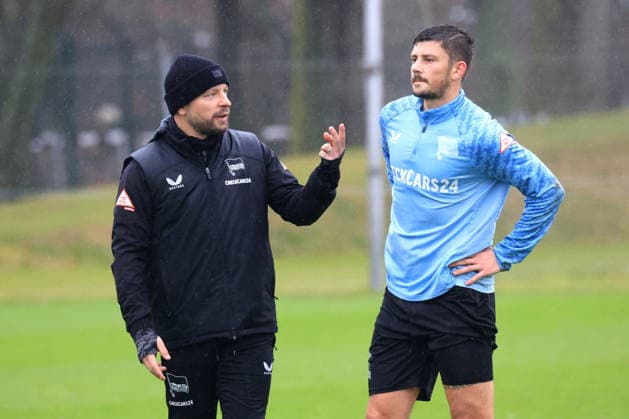 DEU, DFL, 2. FBL Hertha BSC, Training, 09.12.2025, Sportforum, Berlin, DEU, DFL, 2. FBL Hertha BSC, Training, im Bild Co-Trainer Patrick Ebert (Hertha BSC Berlin), Dawid Kownacki (Hertha BSC Berlin 9) DFL - regulations prohibit any use of Photographs as image sequences and or quasi-video