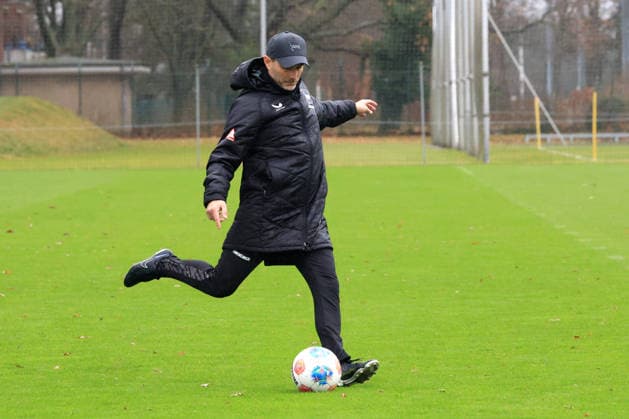 DEU, DFL, 2. FBL Hertha BSC, Training, 09.12.2025, Sportforum, Berlin, DEU, DFL, 2. FBL Hertha BSC, Training, im Bild Cheftrainer Stefan Leitl (Hertha BSC Berlin) DFL - regulations prohibit any use of Photographs as image sequences and or quasi-video