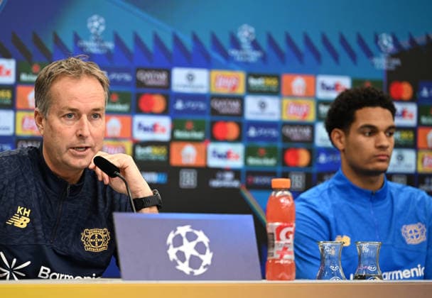 0912.2025, xophax, Fussball , UEFA Champions League , 2025 2026 , Bayer Leverkusen ,Pressekonferenz vor dem Spiel gegen Newcastle United. Trainer Kasper Hjulmand ( Bayer 04 Leverkusen ) und Jarell Quansah, rechts ( Bayer 04 ) Leverkusen