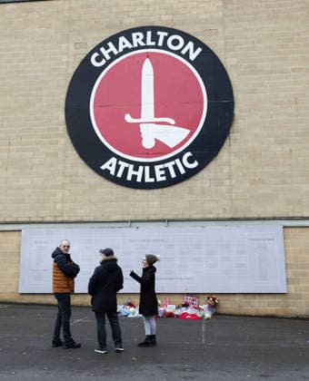 Charlton Athletic v Middlesbrough Sky Bet Championship Charlton Athletic fans stand near a memorial outside the stadium for Norman Barker known as Headphones Norm before the Sky Bet Championship match at The Valley, London 09 12 2025 UK Newspapers OUT Copyright: xBenxPetersx FIL-22613-0001