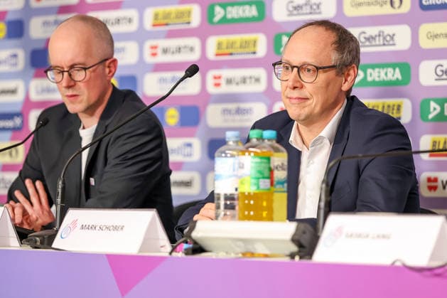 09.12.2025, Handball WM Frauen, Viertelfinale, Deutschland - Brasilien, 27th IHF Women s Handball World Championship, WM, Weltmeisterschaft Westfalenhalle Dortmund: Mark Schober (rechts) bei der Pressekonferenz vor dem Spiel Nordrhein-Westfalen Deutschland
