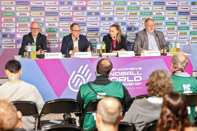 09.12.2025, Handball WM Frauen, Viertelfinale, Deutschland - Brasilien, 27th IHF Women s Handball World Championship, WM, Weltmeisterschaft Westfalenhalle Dortmund: v.l. Tim Oliver Kalle, Mark Schober, Saskia Lang, DHB-Präsident Andreas Michelmann bei der Pressekonferenz vor dem Spiel Nordrhein-Westfalen Deutschland
