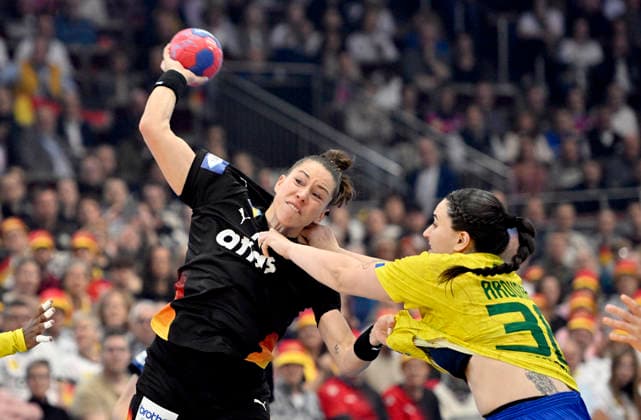v.l. Emily Vogel (GER), Marcela SANTOS AROUNIAN (BRA) Aktion, Zweikampf, Handball Weltmeisterschaft der Frauen 2025, Viertelfinale Deutschland (GER) - Brasilien (BRA), am 09.12.2025 in Dortmund Deutschland. Handball WM der Frauen vom 26.11.-14.12.2025 in Deutschland Niederlande. Â