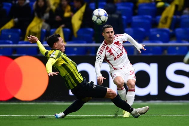 UEFA Champions League, Olympiacos FC vs Kairat Almaty - Daniel Podence of Olympiacos FC in action against Yerkin Tapalov of Kairat Almaty during the UEFA Champions League Phase matchday 6 soccer match between Olympiacos FC and Kairat Almaty held at Astana Arena in Astana, Kazakhstan, 9 December 2025. IMAGO ONE INCH PRODUCTIONS Astana Kazakhstan Copyright: xONExINCHxPRODUCTIONSx 6772123