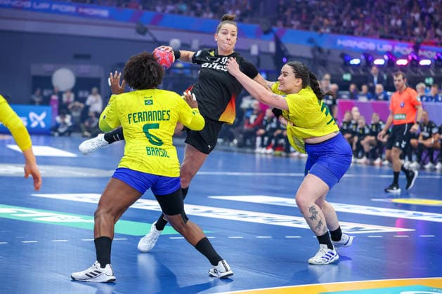 09.12.2025, Handball WM Frauen, Viertelfinale, Deutschland - Brasilien, 27th IHF Women s Handball World Championship, WM, Weltmeisterschaft Westfalenhalle Dortmund: Emily Vogel (GER 20) im Zweikampf gegen Mariane Fernandes (Brasilien 06) Marcela Arounian (Brasilien 36) Nordrhein-Westfalen Deutschland