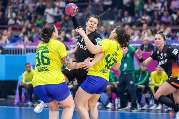 09.12.2025, Handball WM Frauen, Viertelfinale, Deutschland - Brasilien, 27th IHF Women s Handball World Championship, WM, Weltmeisterschaft Westfalenhalle Dortmund: Alina Grijseels (GER 04) im Zweikampf gegen Marcela Arounian (Brasilien 36) Jhennifer Lopes (Brasilien 42) Nordrhein-Westfalen Deutschland *** 09 12 2025, Handball World Championship Women, quarter-finals, Germany Brazil, 27th IHF Women s Handball World Championship, Westfalenhalle Dortmund Alina Grijseels GER 04 in a duel against Marcela Arounian Brazil 36 Jhennifer Lopes Brazil 42 North Rhine-Westphalia Germany