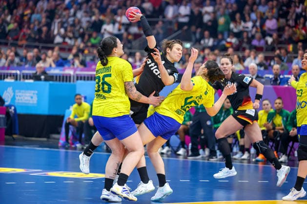 09.12.2025, Handball WM Frauen, Viertelfinale, Deutschland - Brasilien, 27th IHF Women s Handball World Championship, WM, Weltmeisterschaft Westfalenhalle Dortmund: Alina Grijseels (GER 04) im Zweikampf gegen Marcela Arounian (Brasilien 36) Jhennifer Lopes (Brasilien 42) Nordrhein-Westfalen Deutschland