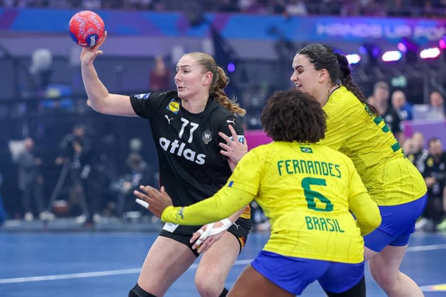 09.12.2025, Handball WM Frauen, Viertelfinale, Deutschland - Brasilien, 27th IHF Women s Handball World Championship, WM, Weltmeisterschaft Westfalenhalle Dortmund: Viola Leuchter (GER 77) im Zweikampf gegen Mariane Fernandes (Brasilien 06) Marcela Arounian (Brasilien 36) Nordrhein-Westfalen Deutschland