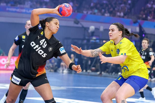 09.12.2025, Handball WM Frauen, Viertelfinale, Deutschland - Brasilien, 27th IHF Women s Handball World Championship, WM, Weltmeisterschaft Westfalenhalle Dortmund: Aimee von Pereira (GER 49) im Zweikampf gegen Marcela Arounian (Brasilien 36) Nordrhein-Westfalen Deutschland