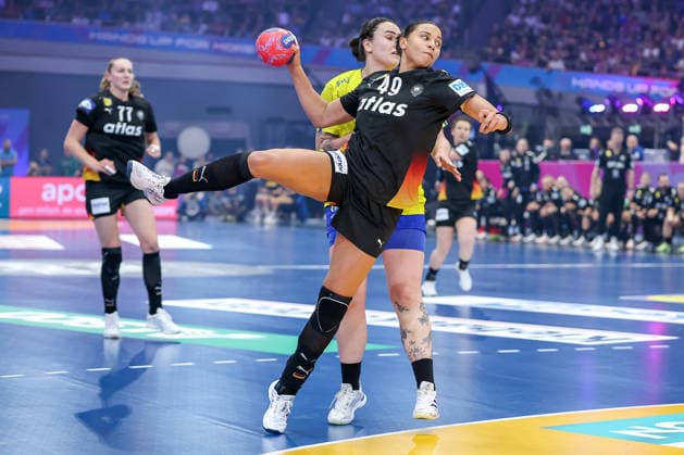09.12.2025, Handball WM Frauen, Viertelfinale, Deutschland - Brasilien, 27th IHF Women s Handball World Championship, WM, Weltmeisterschaft Westfalenhalle Dortmund: Aimee von Pereira (GER 49) beim Wurf auf das Tor Nordrhein-Westfalen Deutschland