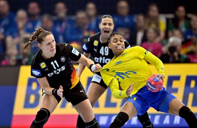 v.l. Xenia Smits (GER), Bruna De Paula (BRA) Aktion, Zweikampf, Handball Weltmeisterschaft der Frauen 2025, Viertelfinale Deutschland (GER) - Brasilien (BRA), am 09.12.2025 in Dortmund Deutschland. Handball WM der Frauen vom 26.11.-14.12.2025 in Deutschland Niederlande. Â