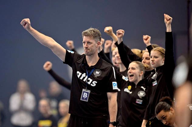 Jubel Trainer Markus Gaugisch (GER) Handball Weltmeisterschaft der Frauen 2025, Viertelfinale Deutschland (GER) - Brasilien (BRA), am 09.12.2025 in Dortmund Deutschland. Handball WM der Frauen vom 26.11.-14.12.2025 in Deutschland Niederlande. Â