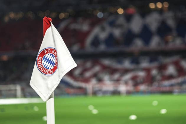 Fussball, UEFA Champions League Saison 2025 2026 Ligaphase - 6. Spieltag FC Bayern München - Sporting Clube de Portugal 09.12.2025, Allianz Arena Eckfahne mit dem Logo vom FC Bayern München München Allianz Arena Bayern Deutschland