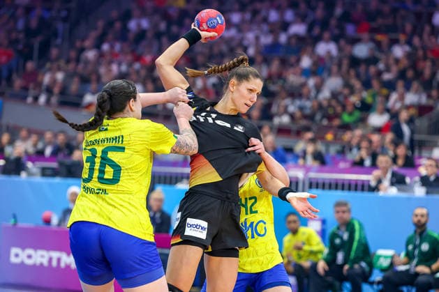 09.12.2025, Handball WM Frauen, Viertelfinale, Deutschland - Brasilien, 27th IHF Women s Handball World Championship, WM, Weltmeisterschaft Westfalenhalle Dortmund: Xenia Smits (GER 11) im Zweikampf gegen Marcela Arounian (Brasilien 36) Jhennifer Lopes (Brasilien 42) Nordrhein-Westfalen Deutschland