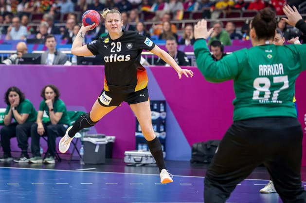 09.12.2025, Handball WM Frauen, Viertelfinale, Deutschland - Brasilien, 27th IHF Women s Handball World Championship, WM, Weltmeisterschaft Westfalenhalle Dortmund: Antje Doll (GER 29) beim Wurf auf das Tor von Torwart Renata Arruda (Brasilien 87) Nordrhein-Westfalen Deutschland