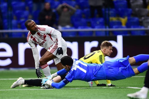 UEFA Champions League, Kairat Almaty vs Olympiacos FC - Ayoub El Kaabi of Olympiacos FC in action against goalkeeper of Kairat Almaty Temirlan Anarbekov during the UEFA Champions League Phase matchday 6 soccer match between Olympiacos FC and Kairat Almaty held at Astana Arena in Astana, Kazakhstan, 9 December 2025. IMAGO ONE INCH PRODUCTIONS Astana Kazakhstan Copyright: xONExINCHxPRODUCTIONSx 6772200