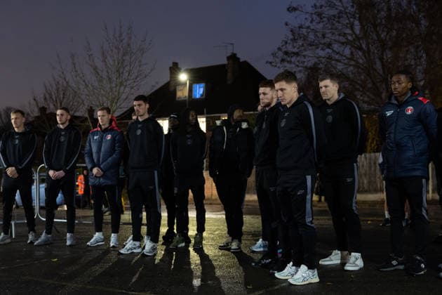 Charlton Athletic v Middlesbrough Sky Bet Championship Greg Docherty of Charlton Athletic leads during a moment of reflection at the a memorial outside the stadium for Norman Barker known as Headphones Norm before the Sky Bet Championship match at The Valley, London 09 12 2025 UK Newspapers OUT Copyright: xBenxPetersx FIL-22613-0053