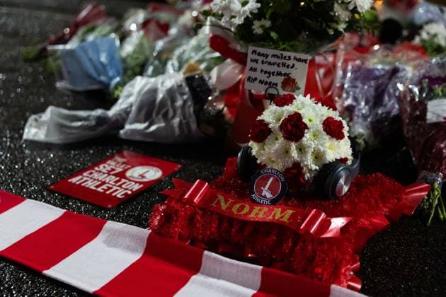 Charlton Athletic v Middlesbrough Sky Bet Championship Detail view of a memorial outside the stadium for Norman Barker known as Headphones Norm before the Sky Bet Championship match at The Valley, London 09 12 2025 UK Newspapers OUT Copyright: xBenxPetersx FIL-22613-0061