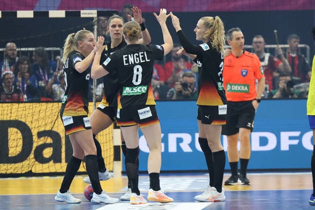 GER, Dortmund, 27th Wommen s World Championship, WM, Weltmeisterschaft 2025, Viertelfinale Quaterfinals, Final Round: Deutschland Germany (GER) vs. Brasilien Brazil (BRA) 09.12.2025, Westfalenhalle, Dortmund, GER, Dortmund, 27th Wommen s World Championship 2025, Viertelfinale Quaterfinals, Final Round: Deutschland Germany (GER) vs. Brasilien Brazil (BRA) , im Bild: die deutschen freuen sich das sie nach Abpfiff der ersten Hälfte vorne liegen Jenny Behrend (Ger 30), Nina Engel (Ger 8), Xenia Smits (Ger 11), Annika Lott (Ger 23),