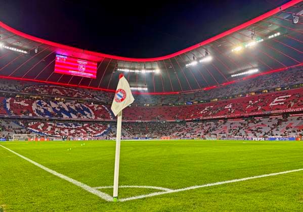 09.12.2025, Fussball UEFA Championsleague 2025 2026: Vorrunde 6.Spieltag, FC Bayern München - Sporting Lissabon, in der Allianz-Arena München. Die Eckfahne