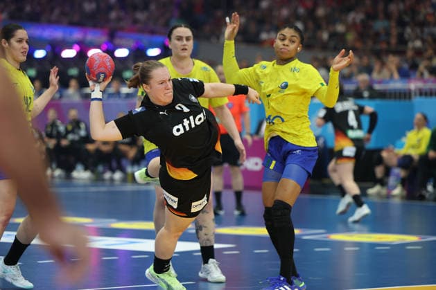 GER, Dortmund, 27th Wommen s World Championship, WM, Weltmeisterschaft 2025, Viertelfinale Quaterfinals, Final Round: Deutschland Germany (GER) vs. Brasilien Brazil (BRA) 09.12.2025, Westfalenhalle, Dortmund, GER, Dortmund, 27th Wommen s World Championship 2025, Viertelfinale Quaterfinals, Final Round: Deutschland Germany (GER) vs. Brasilien Brazil (BRA) , im Bild: Nina Engel (Ger 8), frei vor dem Tor