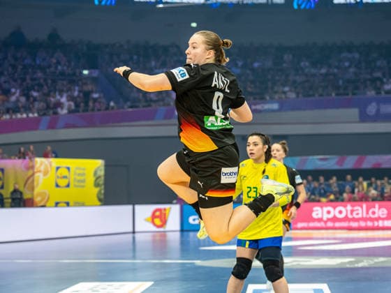 Lisa Antl (Deutschland, 09) kommt am Kreis frei zum Wurf, Deutschland vs. Brasilien, Handball, Weltmeisterschaft, Frauen, Spielzeit 2025 2026, 09.12.2025, Deutschland vs. Brasilien, Handball, Weltmeisterschaft, Frauen, Spielzeit 2025 2026, 09.12.2025 Dortmund Copyright: xEibner-Pressefoto MichaelxSchmidx EP_MST