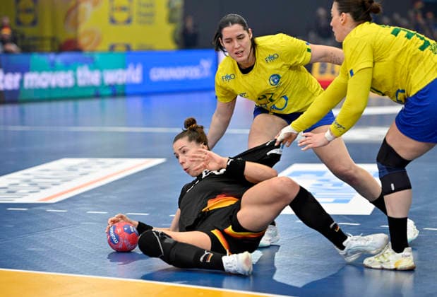 Emily Vogel (GER) in Aktion, Zweikampf Handball Weltmeisterschaft der Frauen 2025, Viertelfinale Deutschland (GER) - Brasilien (BRA), am 09.12.2025 in Dortmund Deutschland. Handball WM der Frauen vom 26.11.-14.12.2025 in Deutschland Niederlande. Â
