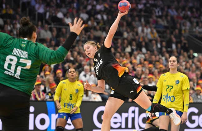 Nina Engel (GER) in Aktion, Wurf, gegen Torwart Torhueterin Renata Lais De Arruda (BRA) Handball Weltmeisterschaft der Frauen 2025, Viertelfinale Deutschland (GER) - Brasilien (BRA), am 09.12.2025 in Dortmund Deutschland. Handball WM der Frauen vom 26.11.-14.12.2025 in Deutschland Niederlande. Â
