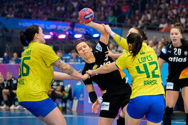 Handball, Frauen WM, Viertelfinale: Deutschland - Brasilien v.li. Marcela Arounian (Brasilien), Alina Grijseels (Deutschland), Jennifer Lopes dos Santos (Brasilien) Dortmund Westfalenhalle Nordrhein-Westfalen Deutschland