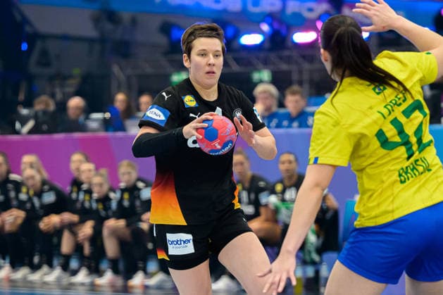 Handball, Frauen WM, Viertelfinale: Deutschland - Brasilien Alina Grijseels (Deutschland), Jennifer Lopes dos Santos (Brasilien) Dortmund Westfalenhalle Nordrhein-Westfalen Deutschland