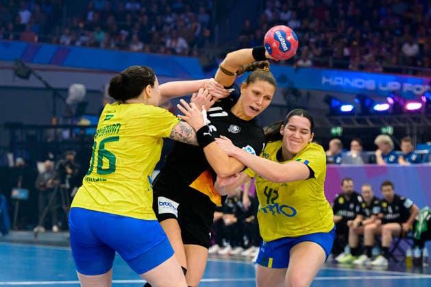 Handball, Frauen WM, Viertelfinale: Deutschland - Brasilien v. li. im Zweikampf Marcela Arounian (Brasilien), Xenia Smits (Deutschland), Jennifer Lopes dos Santos (Brasilien) Dortmund Westfalenhalle Nordrhein-Westfalen Deutschland