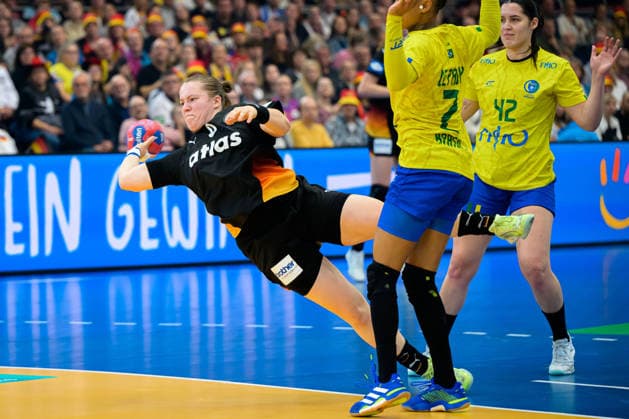 Handball, Frauen WM, Viertelfinale: Deutschland - Brasilien Lisa Antl (Deutschland), Tamires Araujo (Brasilien), Jennifer Lopes dos Santos (Brasilien) Dortmund Westfalenhalle Nordrhein-Westfalen Deutschland