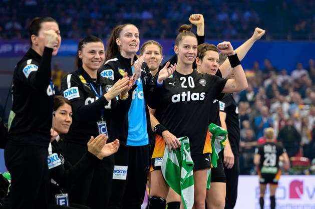 Handball, Frauen WM, Viertelfinale: Deutschland - Brasilien Torwarttrainerin Jasmina Rebmann-Jankovic (Deutschland), Torhueterin Sarah Wachter (Deutschland), Emily Vogel (Deutschland) Jubel Freude Emotion Dortmund Westfalenhalle Nordrhein-Westfalen Deutschland