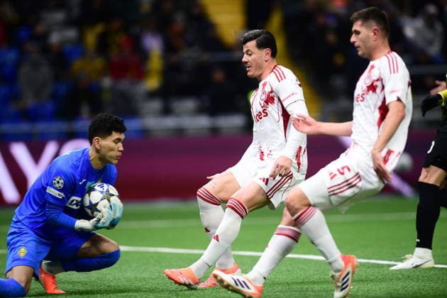 UEFA Champions League, Kairat Almaty vs Olympiacos FC - Giulian Biancone of Olympiacos FC in action against goalkeeper of Kairat Almaty Temirlan Anarbekov during the UEFA Champions League Phase matchday 6 soccer match between Olympiacos FC and Kairat Almaty held at Astana Arena in Astana, Kazakhstan, 9 December 2025. IMAGO ONE INCH PRODUCTIONS Astana Kazakhstan Copyright: xONExINCHxPRODUCTIONSx 6772241