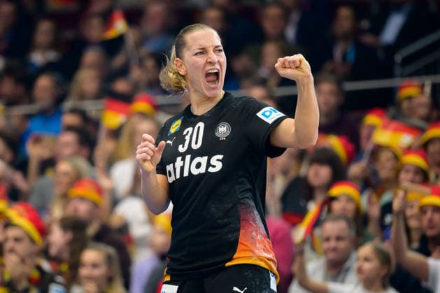 Handball, Frauen WM, Viertelfinale: Deutschland - Brasilien Jenny Behrend (Deutschland) Jubel Freude Emotion Torjubel Torschuetze Torschütze Dortmund Westfalenhalle Nordrhein-Westfalen Deutschland