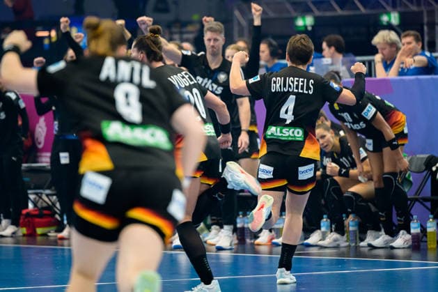 Handball, Frauen WM, Viertelfinale: Deutschland - Brasilien Lisa Antl (Deutschland), Alina Grijseels (Deutschland) Jubel Freude Emotion Dortmund Westfalenhalle Nordrhein-Westfalen Deutschland