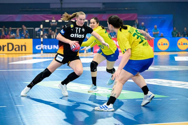 Handball, Frauen WM, Viertelfinale: Deutschland - Brasilien Viola Leuchter (Deutschland), Marcela Arounian (Brasilien) Dortmund Westfalenhalle Nordrhein-Westfalen Deutschland