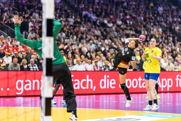 DORTMUND, GERMANY - DECEMBER 9: Aimee von Pereira (Germany, 49) with the ball, tries to score during the 27th IHF Women’s World Handball Championship match between Germany vs. Brazil at Westfalenhalle at quarterfinals of the 27th IHF Women’s World Handball Championship on December 9, 2025 in Dortmund, Germany. North Rhine Westphalia Germany Copyright: xBEAUTIFULxSPORTS Wunderlx