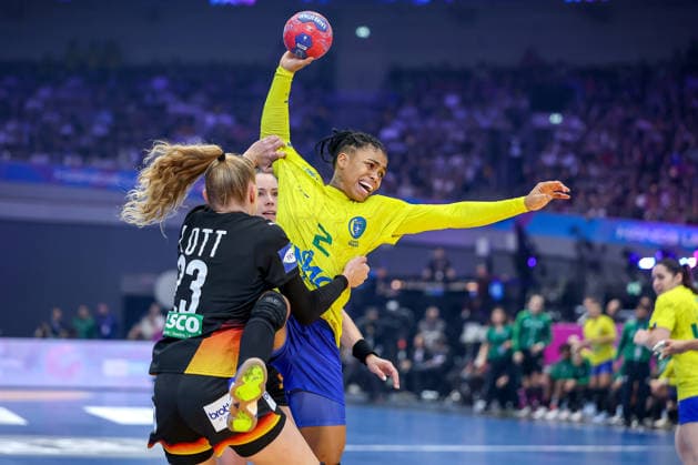 09.12.2025, Handball WM Frauen, Viertelfinale, Deutschland - Brasilien, 27th IHF Women s Handball World Championship, WM, Weltmeisterschaft Westfalenhalle Dortmund: Bruna de Paula (Brasilien 02) wird am Kreis von Annika Lott (GER 23) festgemacht Nordrhein-Westfalen Deutschland