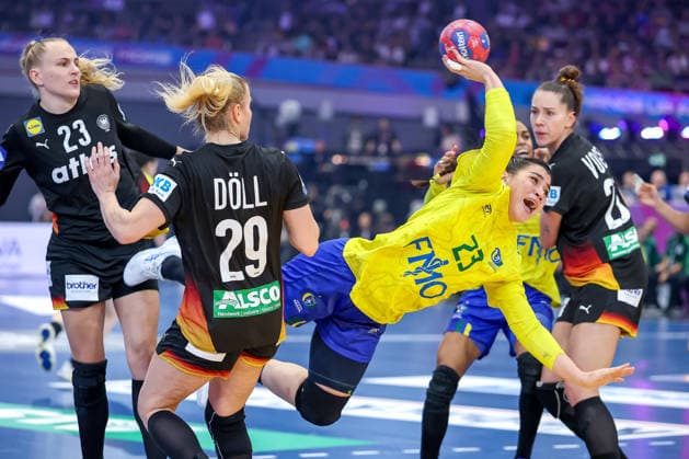 09.12.2025, Handball WM Frauen, Viertelfinale, Deutschland - Brasilien, 27th IHF Women s Handball World Championship, WM, Weltmeisterschaft Westfalenhalle Dortmund: Giulia Guarieiro (Brasilien 23) wird am Kreis von Antje Doll (GER 29) Annika Lott (GER 23) und Emily Vogel (GER 20) festgemacht Nordrhein-Westfalen Deutschland