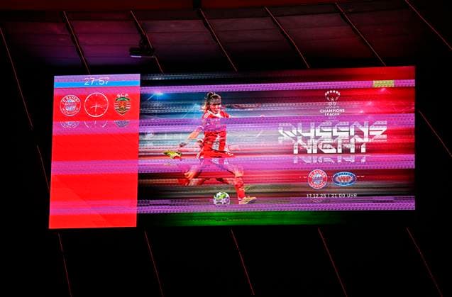 09.12.2025, Fussball UEFA Championsleague 2025 2026: Vorrunde 6.Spieltag, FC Bayern München - Sporting Lissabon, in der Allianz-Arena München. Die Anzeigetafel ist vor dem Spiel kaputt