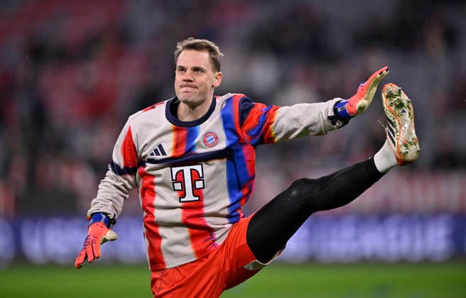 vor Spielbeginn: Aufwaermen Training Torwart Manuel Neuer FC Bayern Muenchen FCB (01) angespannt FC Bayern Muenchen FCB vs Sporting Lissabon SCP Spieltag 6 09.12.2025 DFL REGULATIONS PROHIBIT ANY USE OF PHOTOGRAPHS AS IMAGE SEQUENCES AND OR QUASI-VIDEO FC Bayern Muenchen FCB vs Sporting Lissabon SCPn