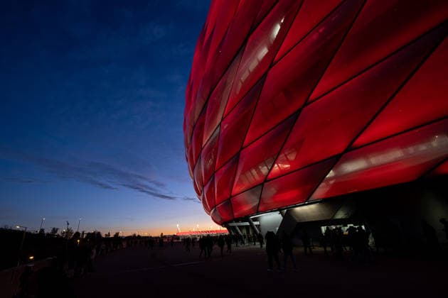 Aussenhuelle der Allianz-Arena vor der untergehenden Sonne im Hintergrund GER, FC Bayern Muenchen vs. Sporting Lissabon SCP, Fussball, Champions League, Ligaphase 6. Spieltag, Saison 2025 2026, 09.12.2025. (DFL DFB REGULATIONS PROHIBIT ANY USE OF PHOTOGRAPHS as IMAGE SEQUENCES and or QUASI-VIDEO). GER, FC Bayern Muenchen vs. Sporting Lissabon SCP, Fussball, Champions League, Ligaphase 6. Spieltag, Saison 2025 2026, 09.12.2025. Muenchen Copyright: xEibner-Pressefoto HeikexFeinerx EP_HFR