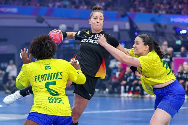 09.12.2025, Handball WM Frauen, Viertelfinale, Deutschland - Brasilien, 27th IHF Women s Handball World Championship, WM, Weltmeisterschaft Westfalenhalle Dortmund: Emily Vogel (GER 20) im Zweikampf gegen Mariane Fernandes (Brasilien 06) Marcela Arounian (Brasilien 36) Nordrhein-Westfalen Deutschland