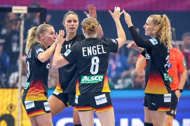 09.12.2025, Handball WM Frauen, Viertelfinale, Deutschland - Brasilien, 27th IHF Women s Handball World Championship, WM, Weltmeisterschaft Westfalenhalle Dortmund: Antje Doll (GER 29) Xenia Smits (GER 11) Nina Engel (GER 08) Annika Lott (GER 23) jubelnd auf dem Spielfeld Nordrhein-Westfalen Deutschland