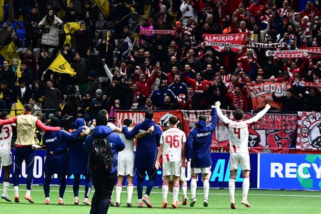 UEFA Champions League, Kairat Almaty vs Olympiacos FC - Players of Olympiacos FC celebrate their victory after the UEFA Champions League Phase matchday 6 soccer match between Olympiacos FC and Kairat Almaty held at Astana Arena in Astana, Kazakhstan, 9 December 2025. IMAGO ONE INCH PRODUCTIONS Astana Kazakhstan Copyright: xONExINCHxPRODUCTIONSx 6772343