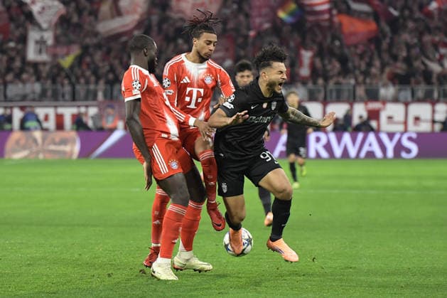 09.12.2025, xemx, Fussball UEFA Champions League, FC Bayern Muenchen - Sporting Lissabon v.l. Dayot Upamecano (FC Bayern Muenchen) Michael Olise (FC Bayern Muenchen) Luis Suarez (Sporting Lissabon) Zweikampf, Aktion, action, battle for the ball (DFL DFB REGULATIONS PROHIBIT ANY USE OF PHOTOGRAPHS as IMAGE SEQUENCES and or QUASI-VIDEO) Muenchen