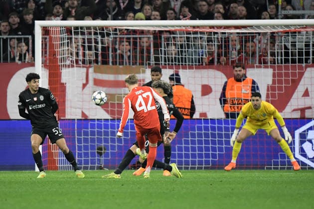 09.12.2025, xemx, Fussball UEFA Champions League, FC Bayern Muenchen - Sporting Lissabon v.l. Abseitstor Lennart Karl (FC Bayern Muenchen) Rui Silva (Sporting Lissabon) (DFL DFB REGULATIONS PROHIBIT ANY USE OF PHOTOGRAPHS as IMAGE SEQUENCES and or QUASI-VIDEO) Muenchen